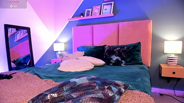 Gigi Strawberry online show from December 20, 5:32 am