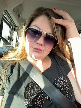 Snapshot of Lars-Lola chatting on March 5, 3:30 pm Lars-Lola online show from March 5, 3:30 pm