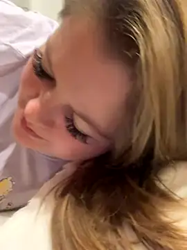 Snapshot of Lars-Lola chatting on December 5, 9:41 am Lars-Lola online show from December 5, 9:41 am