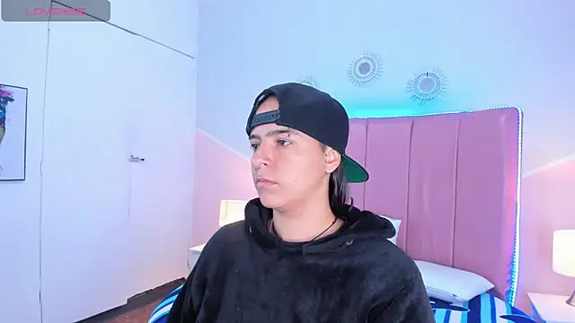 Liiam smith  online show from October 22, 12:26 pm