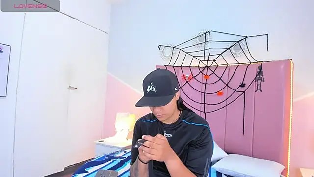 Liiam smith  online show from October 28, 12:48 pm