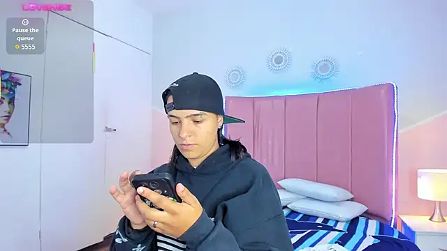 Liiam smith  online show from November 9, 1:04 pm