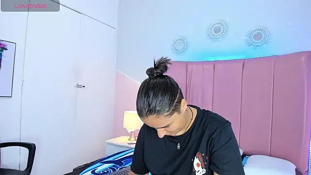 Liiam smith  online show from November 28, 1:11 pm