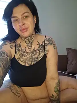 Snapshot of CannabisQueenn chatting on May 8, 7:01 am CannabisQueenn online show from May 8, 7:01 am