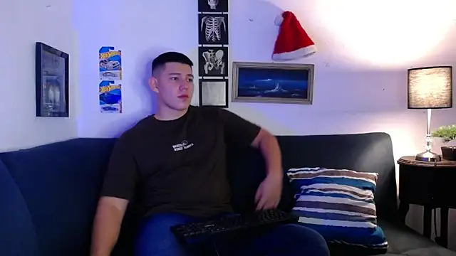 JamesCr  online show from November 29, 2:23 am