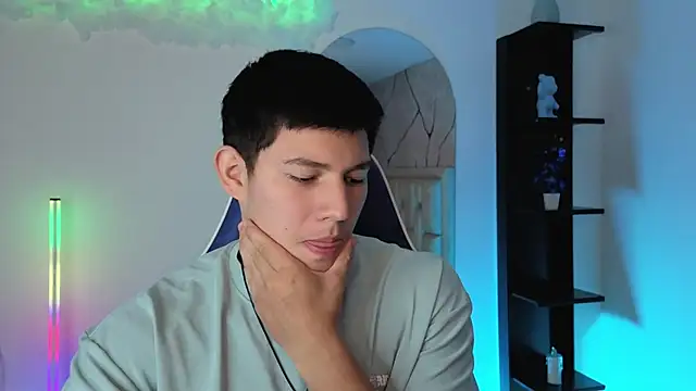 JamesCr  online show from May 30, 12:33 pm
