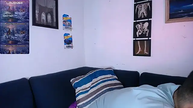 JamesCr  online show from December 18, 11:08 pm