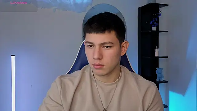 JamesCr  online show from June 19, 12:33 pm
