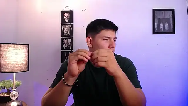 JamesCr  online show from November 4, 1:53 am