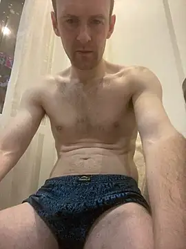 LynnAhNight online show from February 6, 3:02 am