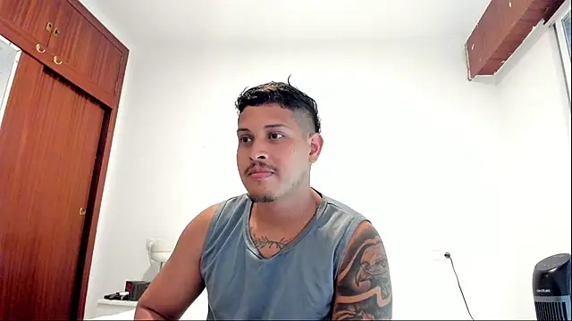 Snapshot of JohanSmith chatting on June 26, 12:44 pm JohanSmith online show from June 26, 12:44 pm