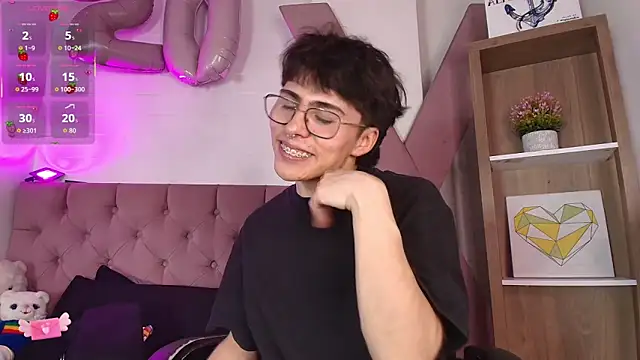 Snapshot of PepperTwink chatting on December 16, 4:44 pm PepperTwink online show from December 16, 4:44 pm