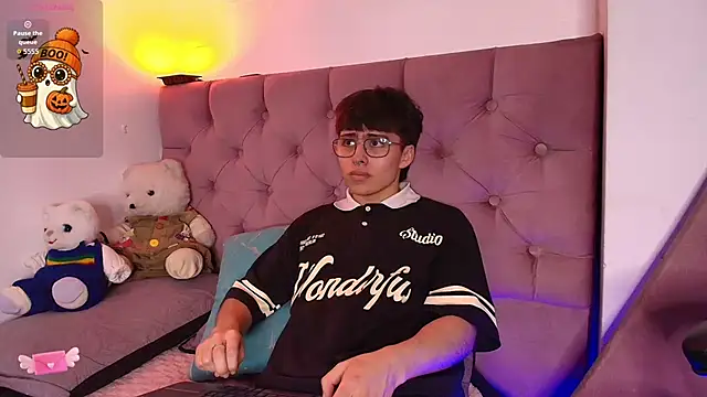 Snapshot of PepperTwink chatting on December 5, 4:49 pm PepperTwink online show from December 5, 4:49 pm