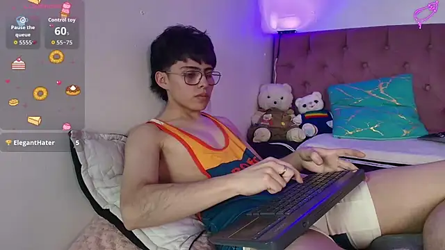 Snapshot of PepperTwink chatting on October 17, 5:59 pm PepperTwink online show from October 17, 5:59 pm