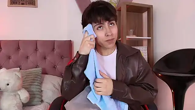 Snapshot of PepperTwink chatting on February 14, 4:18 pm PepperTwink online show from February 14, 4:18 pm