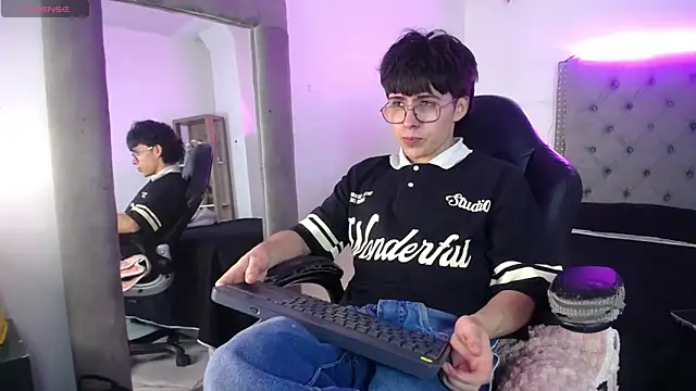 Snapshot of PepperTwink chatting on September 15, 4:18 pm PepperTwink online show from September 15, 4:18 pm