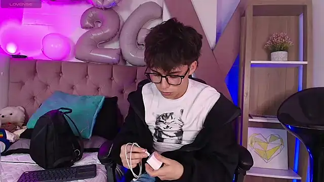 Snapshot of PepperTwink chatting on January 17, 4:43 pm PepperTwink online show from January 17, 4:43 pm