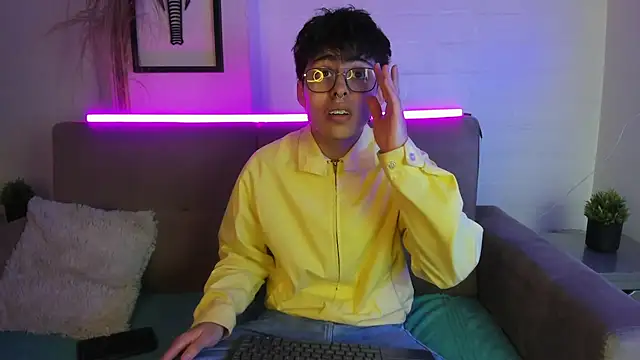 Snapshot of PepperTwink chatting on March 10, 1:00 pm PepperTwink online show from March 10, 1:00 pm