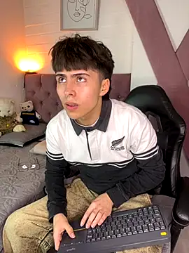 Snapshot of PepperTwink chatting on November 19, 4:51 pm PepperTwink online show from November 19, 4:51 pm