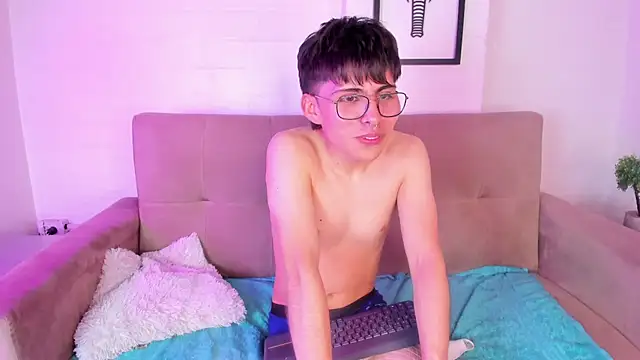 Snapshot of PepperTwink chatting on March 3, 3:54 pm PepperTwink online show from March 3, 3:54 pm