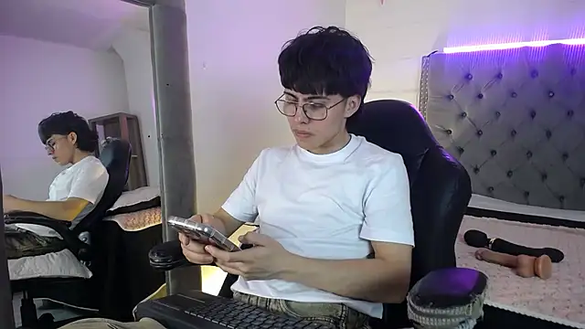Snapshot of PepperTwink chatting on September 17, 4:09 pm PepperTwink online show from September 17, 4:09 pm