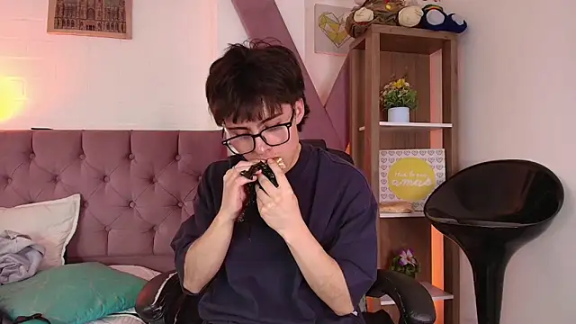 Snapshot of PepperTwink chatting on February 7, 4:48 pm PepperTwink online show from February 7, 4:48 pm