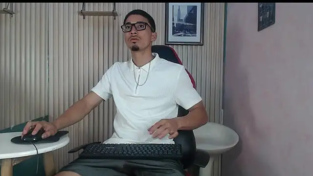 Snapshot of Becker2_ chatting on December 18, 11:52 pm Becker2 online show from December 18, 11:52 pm