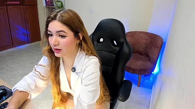 Nathalie 29 online show from May 13, 1:29 pm