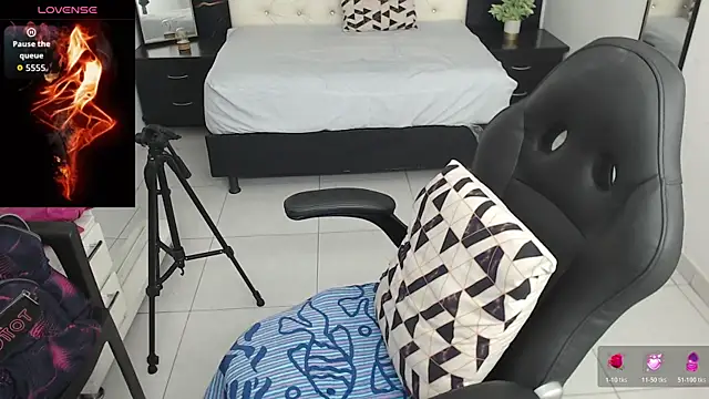 Snapshot of Aaliyah11 chatting on October 28, 1:17 am Aaliyah11 online show from October 28, 1:17 am