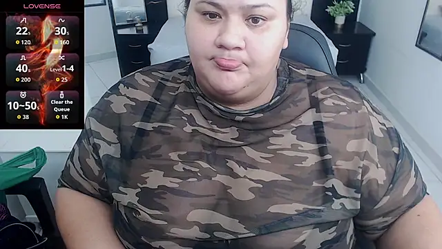 Snapshot of Aaliyah11 chatting on October 31, 1:46 am Aaliyah11 online show from October 31, 1:46 am