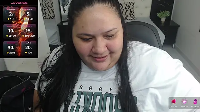 Snapshot of Aaliyah11 chatting on November 14, 1:20 am Aaliyah11 online show from November 14, 1:20 am