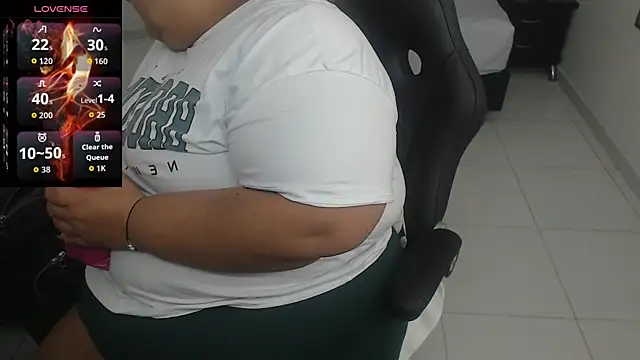 Snapshot of Aaliyah11 chatting on October 30, 12:53 am Aaliyah11 online show from October 30, 12:53 am