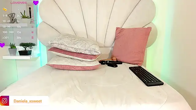 Danielaangelina online show from March 10, 6:28 am