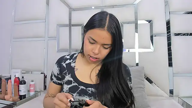 ZoeWan69 online show from December 18, 12:09 pm