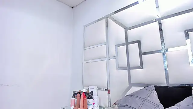 Snapshot of ZoeWan69 chatting on February 7, 2:03 pm ZoeWan69 online show from February 7, 2:03 pm