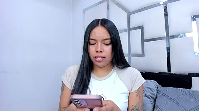 Snapshot of ZoeWan69 chatting on February 9, 1:53 pm ZoeWan69 online show from February 9, 1:53 pm