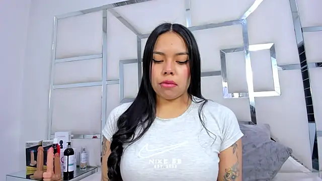 ZoeWan69 online show from November 21, 11:20 am