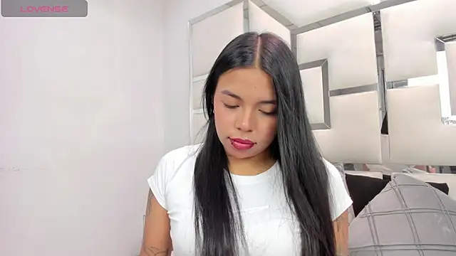 Snapshot of ZoeWan69 chatting on February 18, 1:40 pm ZoeWan69 online show from February 18, 1:40 pm