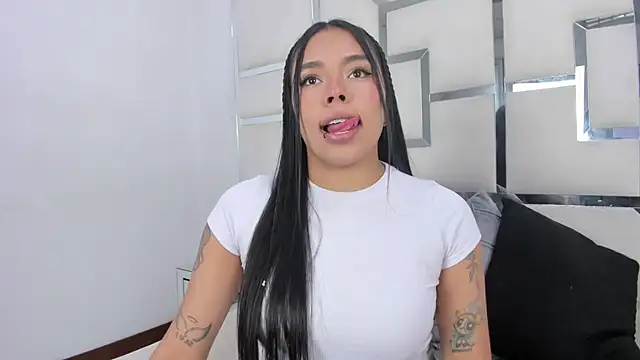 Snapshot of ZoeWan69 chatting on January 18, 1:03 pm ZoeWan69 online show from January 18, 1:03 pm