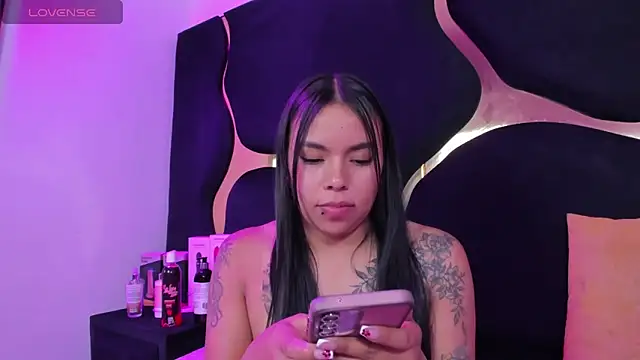 Snapshot of ZoeWan69 chatting on March 2, 7:15 am ZoeWan69 online show from March 2, 7:15 am