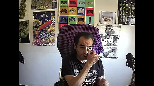 ReyDeBotones online show from April 22, 12:34 pm