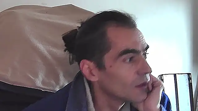 ReyDeBotones online show from March 6, 3:40 pm