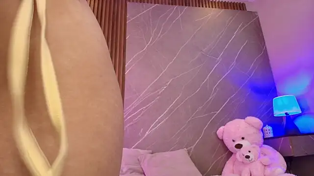 Snapshot of ariana_jhonson1 chatting on January 15, 12:19 pm ariana jhonson1 online show from January 15, 12:19 pm