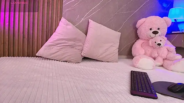 Snapshot of ariana_jhonson1 chatting on February 7, 12:13 pm ariana jhonson1 online show from February 7, 12:13 pm