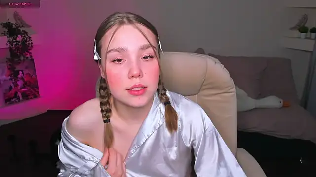 Snapshot of YourMegan chatting on May 5, 6:33 pm YourMegan online show from May 5, 6:33 pm