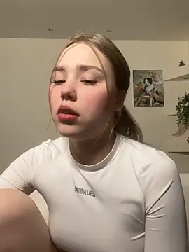 Snapshot of YourMegan chatting on April 18, 6:32 pm YourMegan online show from April 18, 6:32 pm