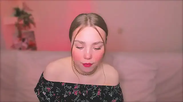 Snapshot of YourMegan chatting on May 4, 5:49 pm YourMegan online show from May 4, 5:49 pm