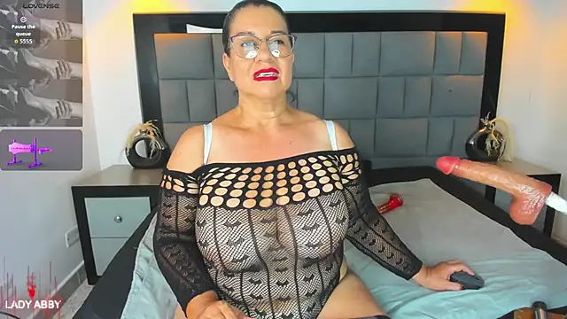 Your Lady Milf online show from October 4, 10:55 pm