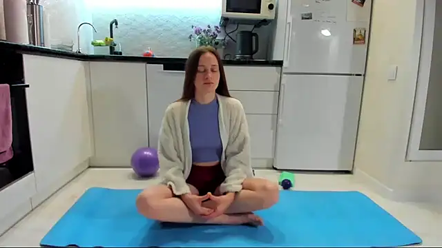 Snapshot of Katya_yoga chatting on October 6, 3:51 am Katya yoga online show from October 6, 3:51 am