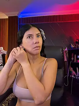 Snapshot of XiaQueen chatting on February 14, 11:43 am XiaQueen online show from February 14, 11:43 am